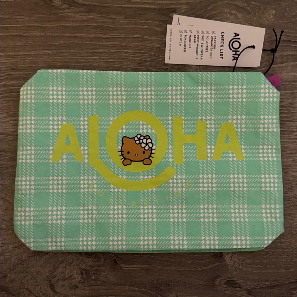 🌺ALOHA Collection x Hello Kitty Palaka Small Pouch Highlighter/Splash